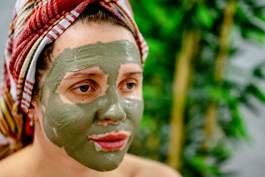 Domácí masky na mastnou pleť: Přírodní recepty a jejich účinky